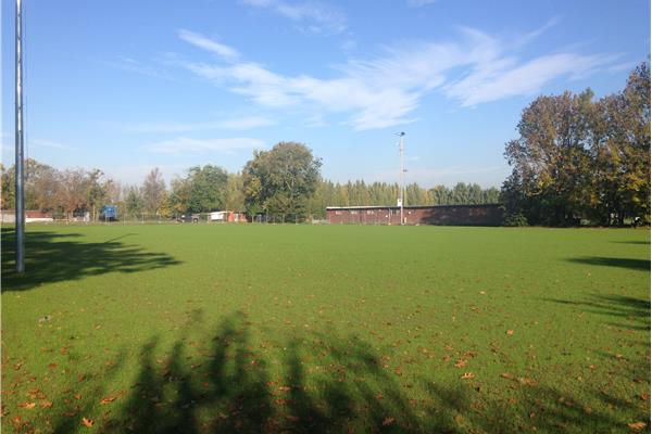 Aanleg natuurgras voetbalveld - Sportinfrabouw NV